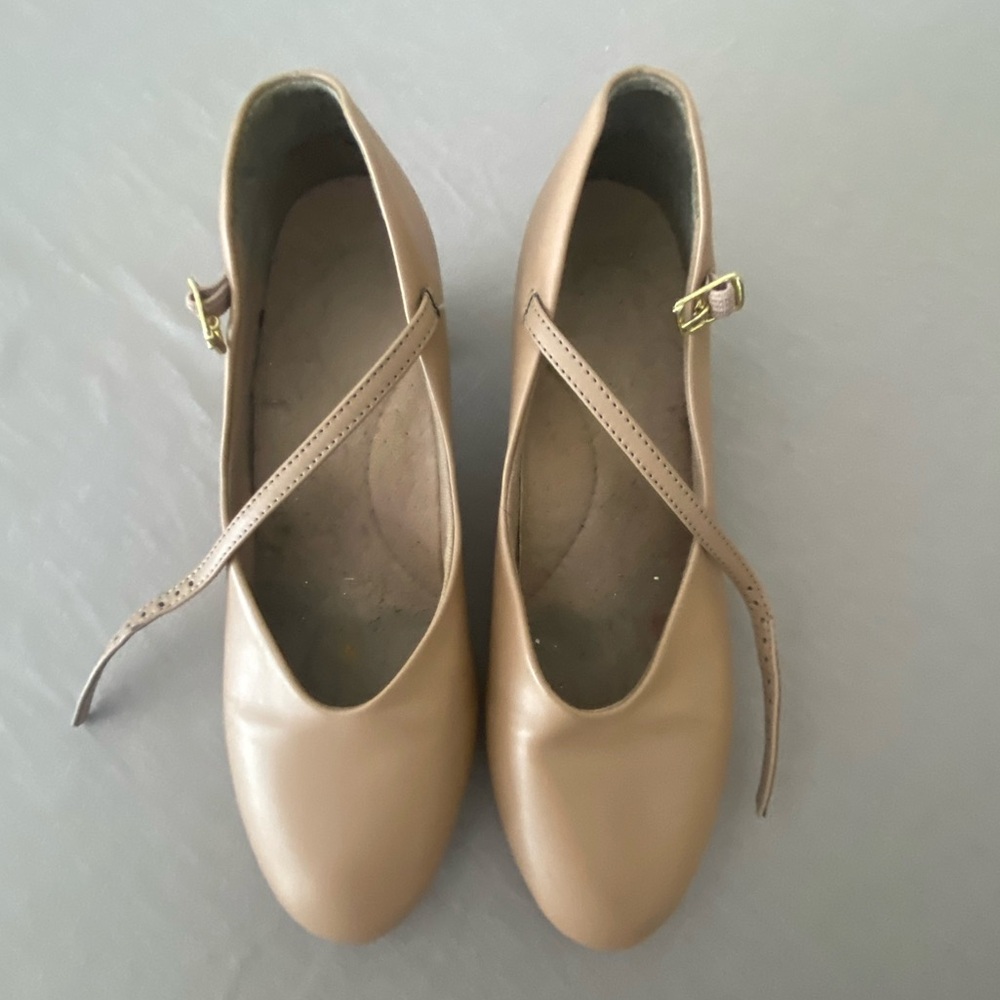 Capezio 550 CAR 1.5” theater, jazz dance tan shoes
